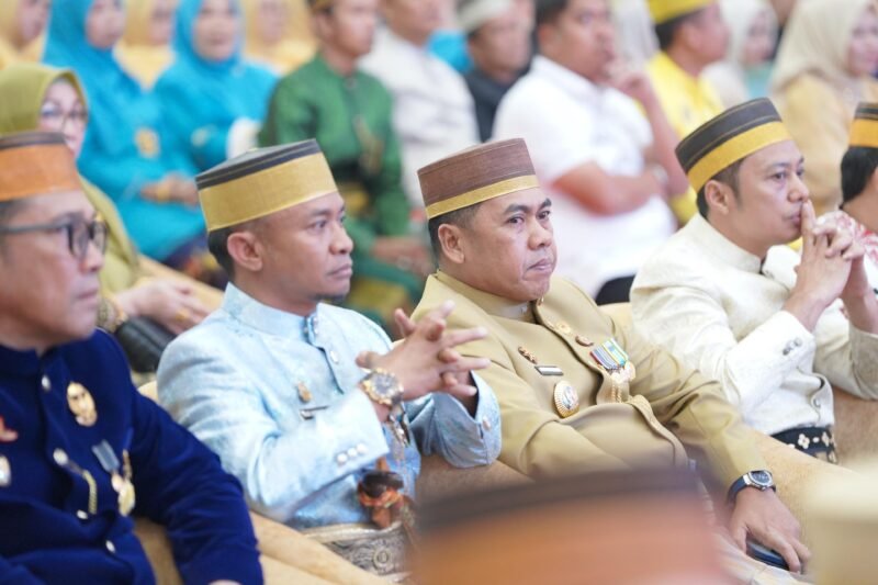 Bupati Wajo, H. Andi Rosman menghadiri puncak peringatan Hari Jadi Soppeng (HJS) ke-765 yang digelar khidmat di Gedung Pertemuan Masyarakat Soppeng pada Rabu (8/4/2026)