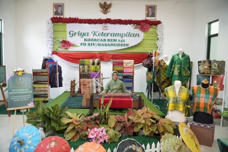 Ibu Masniati, anggota Persit Kartika Chandra Kirana (KCK) Cabang XXIV Dim 1406 Wajo, terpilih untuk memamerkan mahakarya tenun sutera khas Sengkang dalam ajang bergengsi