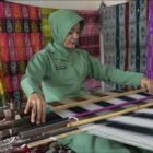 Di tengah gempuran tekstil modern buatan pabrik, deru mesin tenun tradisional masih nyaring terdengar di Kabupaten Wajo. Adalah Ibu Masniati, seorang pengrajin sekaligus anggota Persit KCK Cabang XXIV Dim 1406, yang menjadi salah satu pilar pelestari kain sutera khas Wajo warisan budaya yang kini menjadi simbol identitas dan kebanggaan Sulawesi Selatan