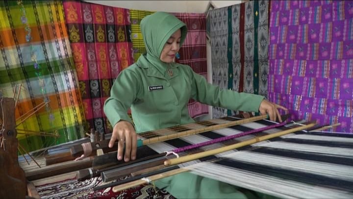 Di tengah gempuran tekstil modern buatan pabrik, deru mesin tenun tradisional masih nyaring terdengar di Kabupaten Wajo. Adalah Ibu Masniati, seorang pengrajin sekaligus anggota Persit KCK Cabang XXIV Dim 1406, yang menjadi salah satu pilar pelestari kain sutera khas Wajo warisan budaya yang kini menjadi simbol identitas dan kebanggaan Sulawesi Selatan