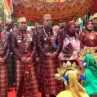 Pemerintah Kabupaten Wajo menggelar upacara peringatan Hari Jadi Wajo (HJW) ke-627 dengan penuh khidmat di Ruang Pola Kantor Bupati Wajo, Kamis (9/4/2026)