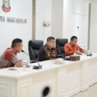 Rapat monitoring progres pembangunan jalan alternatif Jalan Leimena-Antang, di Balai Kota Makassar, Kamis (9/4/2026)