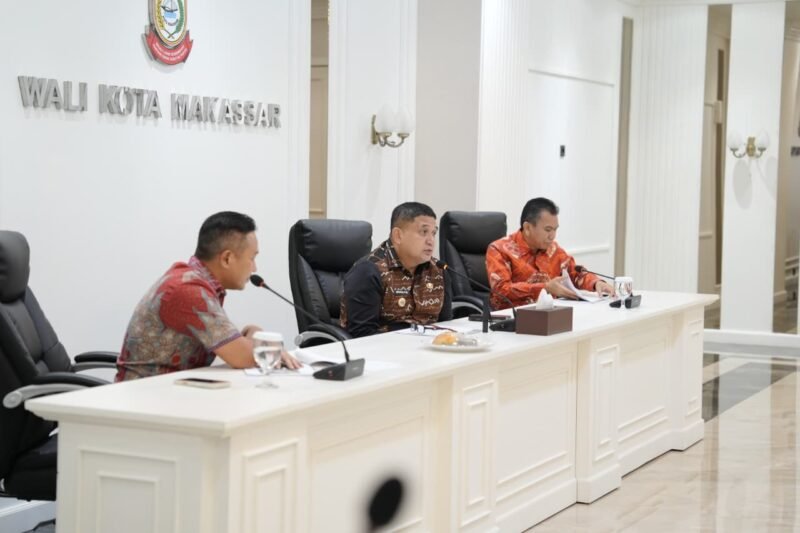Rapat monitoring progres pembangunan jalan alternatif Jalan Leimena-Antang, di Balai Kota Makassar, Kamis (9/4/2026)