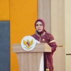 Wakil Ketua I DPRD Wajo, Andi Merly Iswita, berdiri di podium untuk membacakan risalah sejarah pada peringatan Hari Jadi Wajo (HJW) ke-627, Kamis (9/4/2026)
