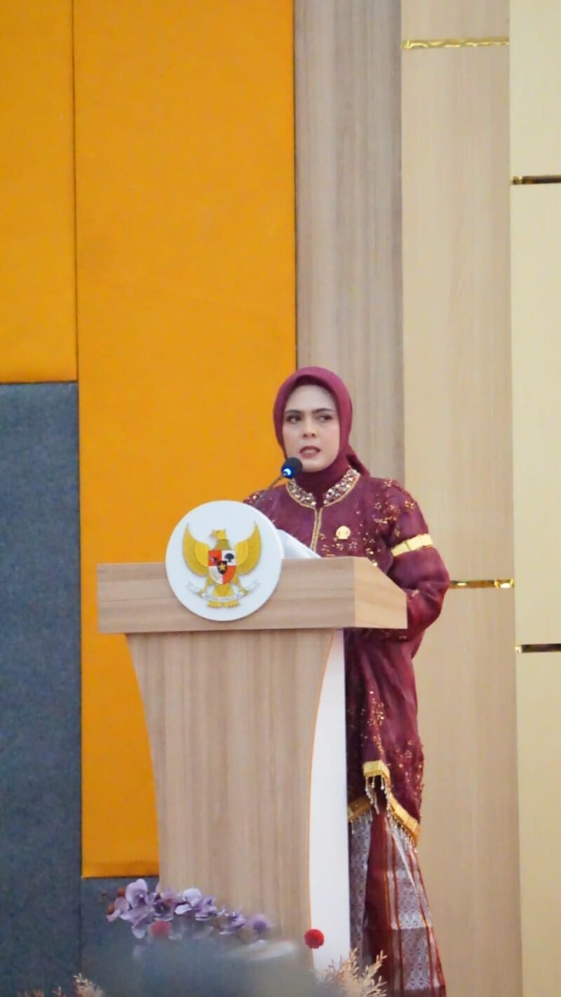 Wakil Ketua I DPRD Wajo, Andi Merly Iswita, berdiri di podium untuk membacakan risalah sejarah pada peringatan Hari Jadi Wajo (HJW) ke-627, Kamis (9/4/2026)