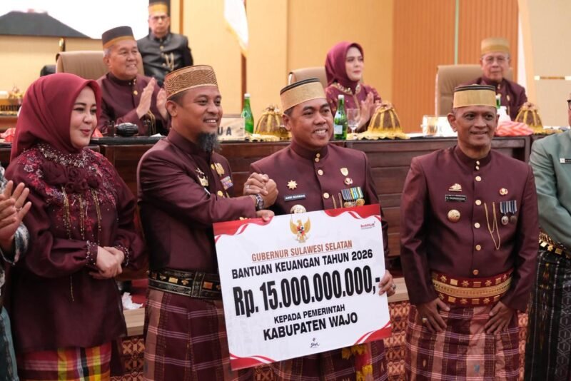 Gubernur Sulawesi Selatan, Andi Sudirman Sulaiman, secara simbolis menyerahkan bantuan keuangan sebesar Rp15 Miliar kepada Pemerintah Kabupaten (Pemkab) Wajo di Ruang Pola Kantor Bupati Wajo, Kamis (9/4/2026)
