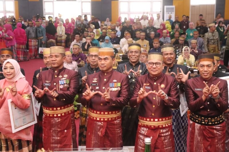 Kapolres Wajo AKBP Muhammad Rosid Ridho, S.I.K. menghadiri Rapat Paripurna Dewan Perwakilan Rakyat Daerah (DPRD) Kabupaten Wajo dalam rangka memperingati Hari Jadi Wajo (HJW) ke-627 Tahun 2026. Kegiatan tersebut berlangsung khidmat di Ruang Pola Kantor Bupati Wajo pada Kamis (9/4/2026)