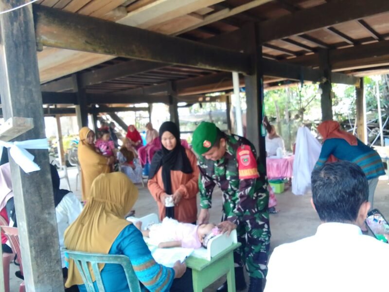 Babinsa Koramil 1406-10/Pitumpanua Serka Yamran melaksanakan kegiatan pendampingan Pos Pelayanan Terpadu (Posyandu) yang bertempat di rumah Ibu Aisyah, Dusun Jauh Pandang, Desa Jauh Pandang, Kecamatan Pitumpanua, Kabupaten Wajo, Senin (13/4/2026)