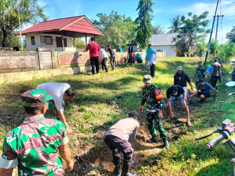 Personel Koramil 1406-07/Takkalalla menunjukkan komitmen nyata dalam menjaga kebersihan lingkungan dengan menggelar aksi Karya Bhakti di Kelurahan Bocco, Kecamatan Takkalalla, Kabupaten Wajo, pada Selasa (14/4/2026)