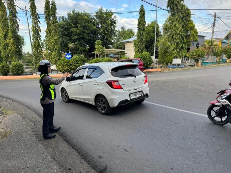 Personel Satuan Lalu Lintas (Sat Lantas) Polres Wajo kembali menunjukkan komitmen pelayanan prima dengan menggelar pengamanan dan pengaturan arus lalu lintas di sejumlah titik strategis Kota Sengkang, Selasa (14/4/2026) pagi