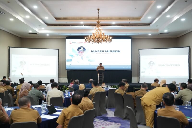 Wali Kota Makassar, Munafri Arifuddin memberikan sambutan pada kegiatan implementasi Sistem Akuntabilitas Kinerja Instansi Pemerintah (SAKIP) Kota Makassar, yang digelar di Hotel Arya Duta Makassar, Selasa (14/4/2025)