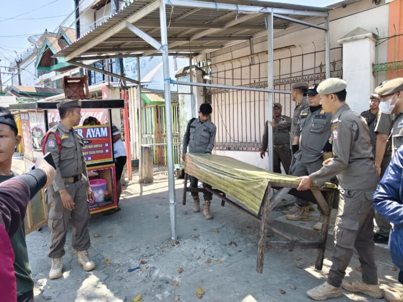 Pemerintah Kecamatan Tallo, melakukan penertiban terhadap lapak Pedagang Kaki Lima (PKL) yang selama ini berdiri di atas trotoar dan saluran drainase, Rabu (15/4/2026)