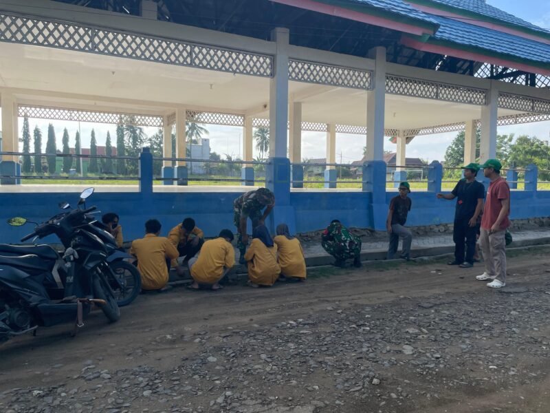 Personel Koramil 1406-08/Sabbangparu yang dipimpin oleh Babinsa Serma Zulkifli, melaksanakan aksi nyata peduli lingkungan melalui kegiatan Karya Bhakti di Lapangan Trikora, Kelurahan Sompe, Kecamatan Sabbangparu, Kabupaten Wajo, Rabu (15/4/2026)