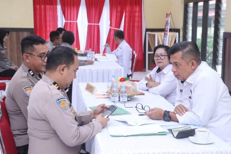 Kapolres Wajo AKBP Muhammad Rosid Ridho, S.I.K menerima kunjungan Tim Audit Kinerja Inspektorat Pengawasan Daerah (Itwasda) Polda Sulawesi Selatan dalam rangka Audit Kinerja Tahap I Tahun Anggaran (T.A.) 2026. Kegiatan tersebut berlangsung di Aula Sandi Mapolres Wajo, Rabu (15/4/2026) pukul 09.00 Wita