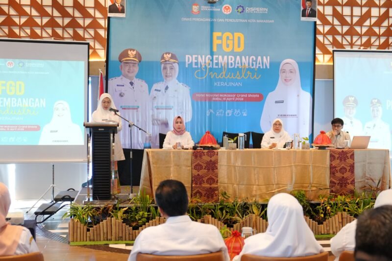 Ketua Dekranasda Kota Makassar, Melinda Aksa
memberikan sambutan kegiatan FGD Pengembangan Industri Kerajinan Kota Makassar yang digelar di Novotel Makassar Grand Shayla, Rabu (15/4/2026)