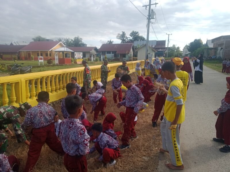 Personel Koramil 1406-09/Sajoanging menggelar aksi Karya Bhakti menyasar lingkungan pendidikan di SDN 154 Akkajeng, Kecamatan Sajoanging, Kabupaten Wajo, Kamis (16/4/2026)