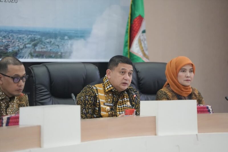 Munafri - Aliyah menghadiri Rapat Monev Pelaksanaan Program/Kegiatan APBD Kota Makassar serta program prioritas daerah hingga Triwulan I, di Ruang Sipakatau, Kantor Balai Kota Makassar, Kamis (16/4/2026)