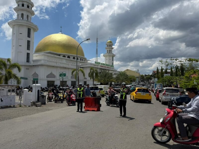 Pada Jumat (17/4/2026) siang, sejumlah personel Satlantas Polres Wajo diterjunkan untuk melaksanakan pengamanan dan pengaturan arus lalu lintas di kawasan Masjid Raya Sengkang, Kecamatan Tempe, Kabupaten Wajo
