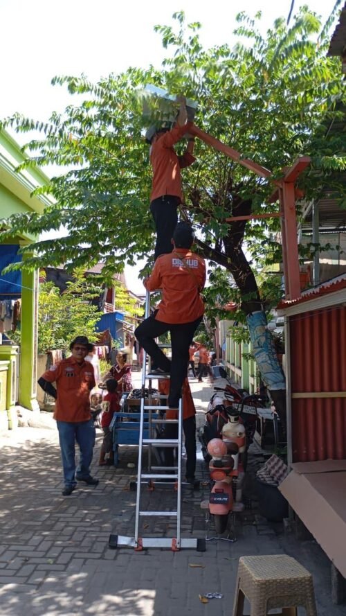 Dinas Perhubungan Kota Makassar, bidang Unit Pelaksana Teknis Penerangan Jalan Umum (UPT-PJU), langsung bergerak melakukan pemasangan lampu jalan di sejumlah titik strategis di Kepulauan, Minggu (19/4/2026)