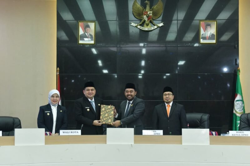 Munafri - Aliyah menghadiri Rapat Paripurna Pengumuman Masa Persidangan Kedua Tahun Sidang 2025/2026, yang dirangkaikan dengan agenda penyampaian laporan hasil pelaksanaan reses DPRD Kota Makassar, di Ruang Sipakatau, Kantor Wali Kota Makassar, Senin (20/4/2026)