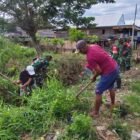 Personel Koramil 1406-02/Tanasitolo melaksanakan aksi Karya Bhakti pembersihan selokan dan talut di wilayah Kecamatan Tanasitolo, Kabupaten Wajo, pada Selasa (21/4/2026)
