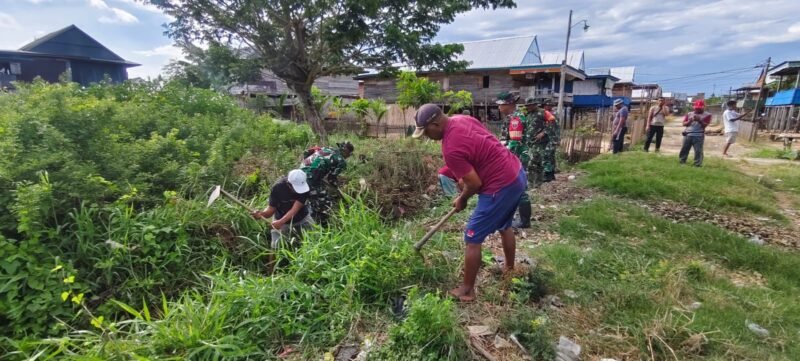 Personel Koramil 1406-02/Tanasitolo melaksanakan aksi Karya Bhakti pembersihan selokan dan talut di wilayah Kecamatan Tanasitolo, Kabupaten Wajo, pada Selasa (21/4/2026)