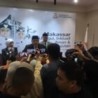 Wali Kota Makassar, Munafri Arifuddin memberikan keterangan pers terkait pelaksanaan kegiatan perpisahan di lembaga pendidikan TK, SD, SMP di Kota Makassar, Selasa (21/4/2026)