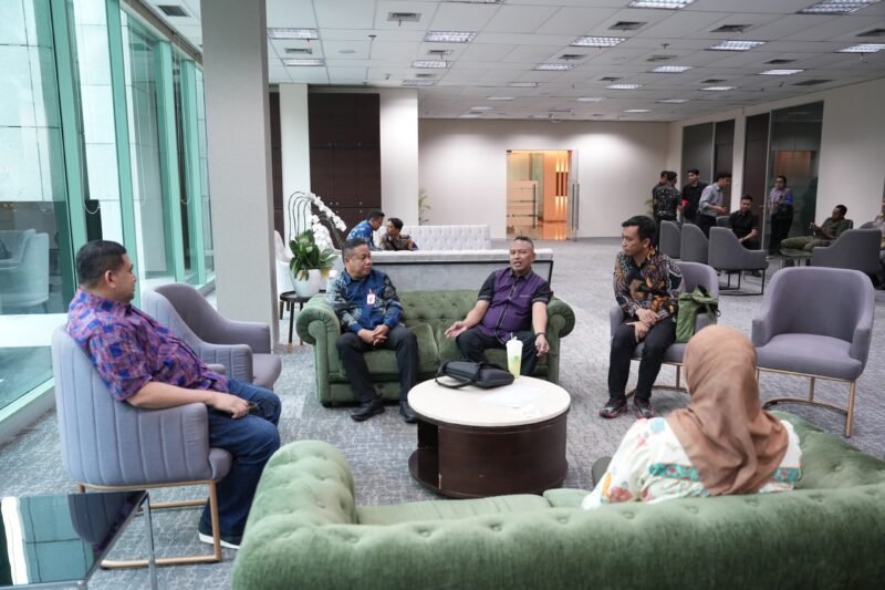 Wali Kota Makassar, Munafri Arifuddin menghadiri rapat koordinasi, bersama Deputi Bidang Koordinasi Infrastruktur Dasar Kementerian Koordinator Bidang Infrastruktur dan Pembangunan Kewilayahan di Gedung Danantara Indonesia Jakarta, Selasa (21/6/2026)