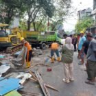 Puluhan lapak PKL bercat kuning yang telah berdiri selama kurang lebih 30 tahun di sekitar SMK Negeri 4 Makassar, Jalan Tinumbu, ditertibkan oleh para pedagang dan dirapikan oleh tim gabungan Pemerintah Kota Makassar bersama Satpol PP Provinsi, Kamis (23/4/2026)