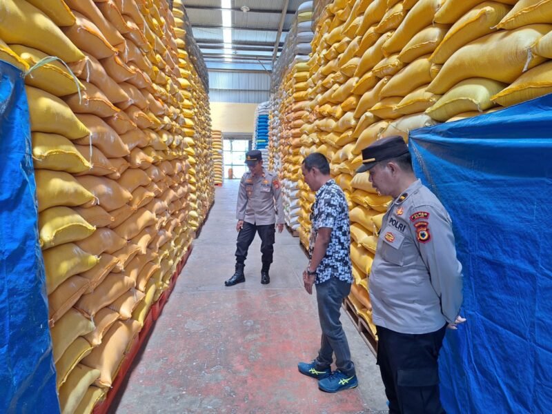 Kapolsek Maniangpajo IPTU Haryadi bersama anggota melaksanakan kegiatan silaturahmi dan koordinasi dengan Kepala Bulog Mattirowalilie 1 dan Mattirowalie 2, Safril, di wilayah Kecamatan Maniangpajo, Rabu (22/4/2026)