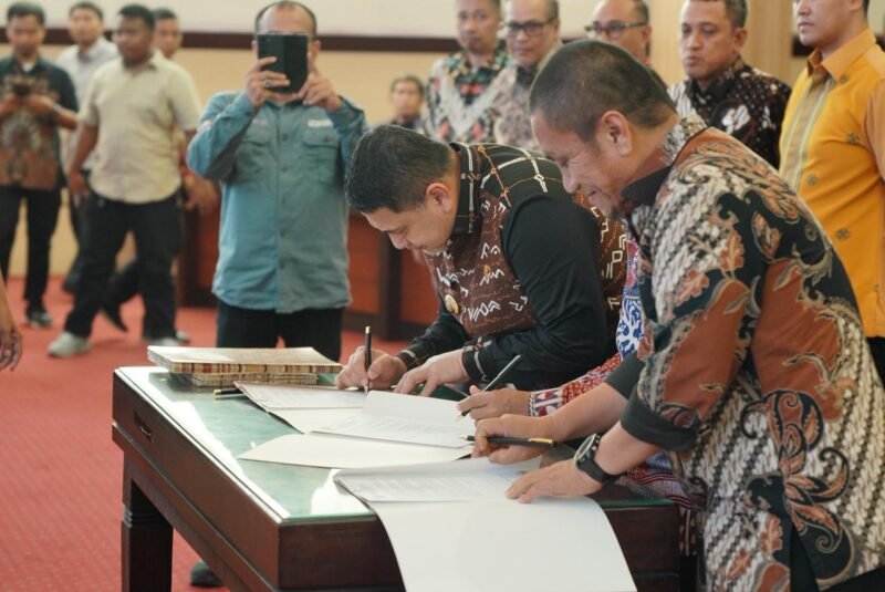 Wali Kota Makassar, Munafri Arifuddin menghadiri Rapat Koordinasi Pengelolaan Sampah dan Strategi Komunikasi, Informasi, dan Edukasi (KIE) yang berlangsung di Kantor Gubernur Sulawesi Selatan (Sulsel), Kamis (23/4/2026)