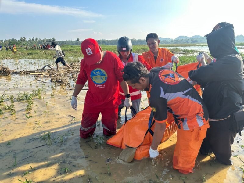 Personel Polsek Pammana merespon cepat laporan penemuan mayat seorang pria lanjut usia di pinggir kawasan rawa-rawa Desa Lempa, Kecamatan Pammana, Kabupaten Wajo, pada Jumat sore (24/4/2026)