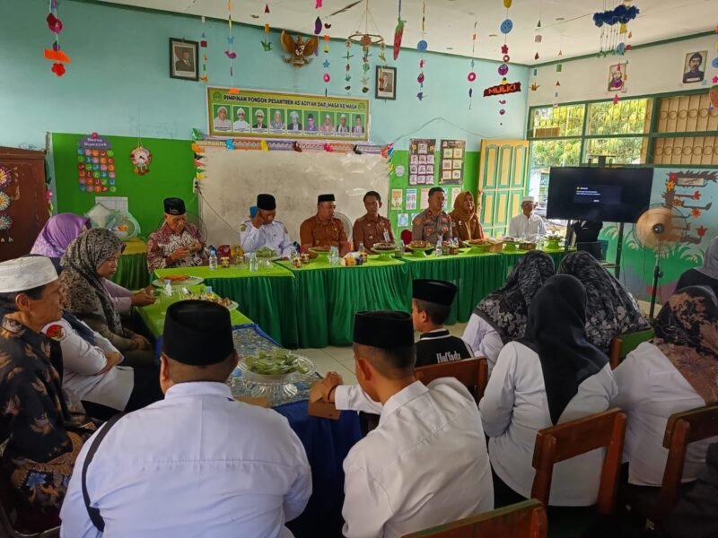 Kapolsek Belawa, IPTU Awal Syahrani, menghadiri langsung kegiatan visitasi akreditasi di Madrasah Ibtidaiyah Swasta (MIS) As’adiyah No. 252 Lonra, Desa Sappa, Kecamatan Belawa, Kabupaten Wajo, Senin pagi (27/04/2026)