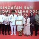 Wali Kota Makassar, Munafri Arifuddin menerima penghargaan salah Daerah dengan kinerja pemerintahan terbaik di Indonesia  diserahkan oleh Wakil Menteri Dalam Negeri Bima Arya Sugiarto dalam Upacara Peringatan Hari Otonomi Daerah ke-XXX tahun 2026 di Plaza Kemendagri, Senin (27/4/2026)
