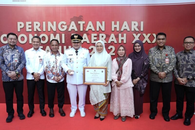 Wali Kota Makassar, Munafri Arifuddin menerima penghargaan salah Daerah dengan kinerja pemerintahan terbaik di Indonesia  diserahkan oleh Wakil Menteri Dalam Negeri Bima Arya Sugiarto dalam Upacara Peringatan Hari Otonomi Daerah ke-XXX tahun 2026 di Plaza Kemendagri, Senin (27/4/2026)