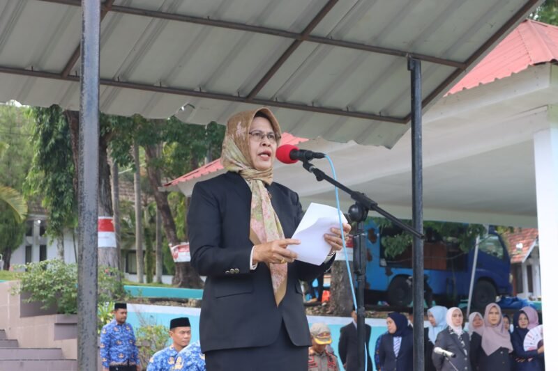 Sekretaris Daerah Kabupaten Wajo, Ir. Armayani, M.Si., bertindak sebagai Inspektur Upacara dalam peringatan Hari Otonomi Daerah (Otoda) ke-30 tingkat Kabupaten Wajo. Upacara tersebut digelar di Lapangan Upacara Kantor Bupati Wajo pada Senin pagi (27/4/2026)