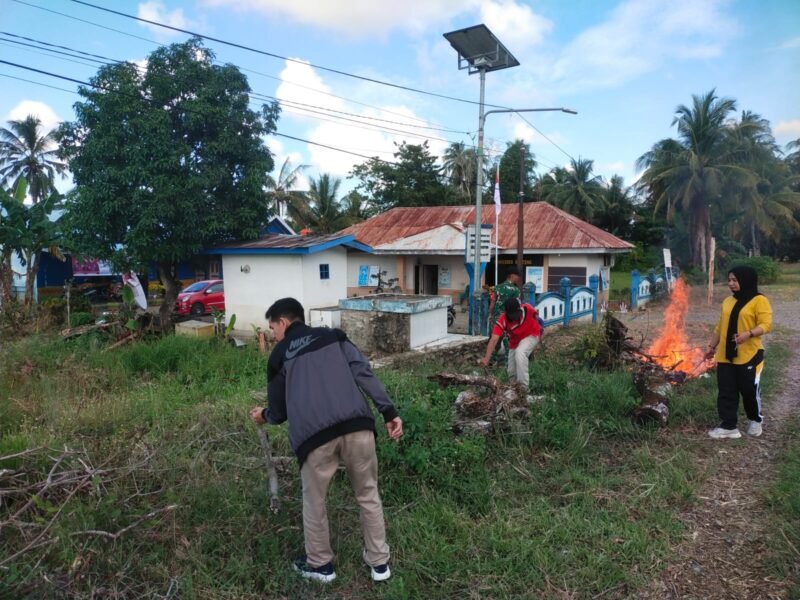 Babinsa Koramil 1406-10/Pitumpanua Sertu Sabir bersama staf Kelurahan Benteng melaksanakan kegiatan gotong royong di Kelurahan Benteng, Kecamatan Pitumpanua, Kabupaten Wajo, Selasa (28/4/2026)