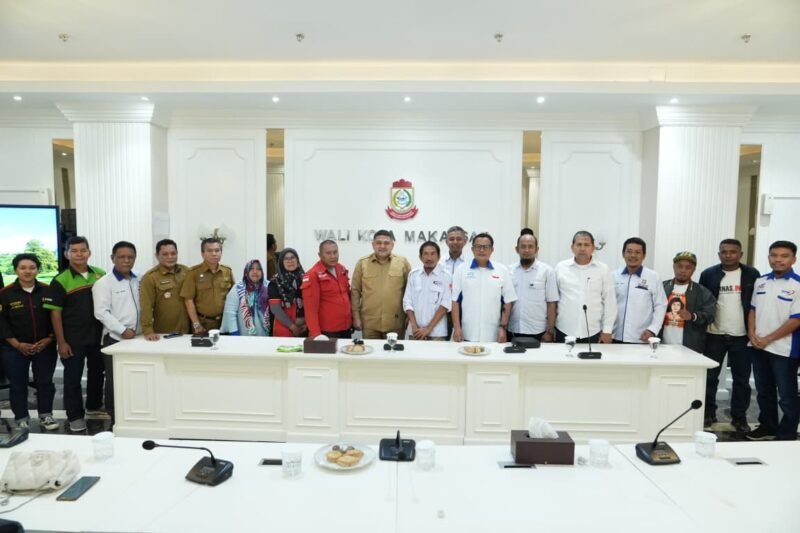 Wali Kota Makassar, Munafri Arifuddin menerima audiensi Asosiasi Pengusaha Indonesia (Apindo) serta sejumlah serikat pekerja/buruh Kota Makassar dalam rangka memperingati Hari Buruh Internasional, di Balai Kota Makassar, Selasa (28/4/2026)