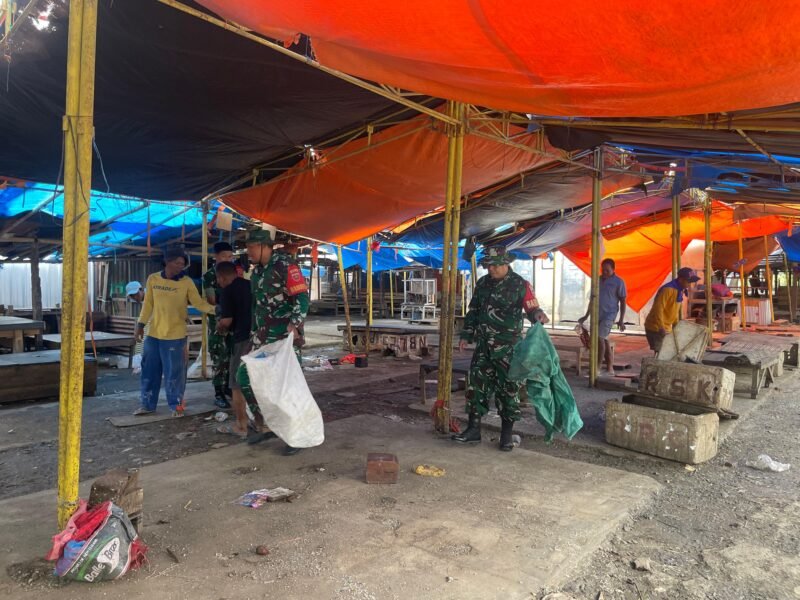 Personel Koramil 1406-08/Sabbangparu menggelar aksi karya bakti pembersihan fasilitas umum. Aksi ini menyasar kawasan Pasar Salojampu yang terletak di Kelurahan Sompe, Kecamatan Sabbangparu, Kabupaten Wajo, pada Kamis (28/5/2026)