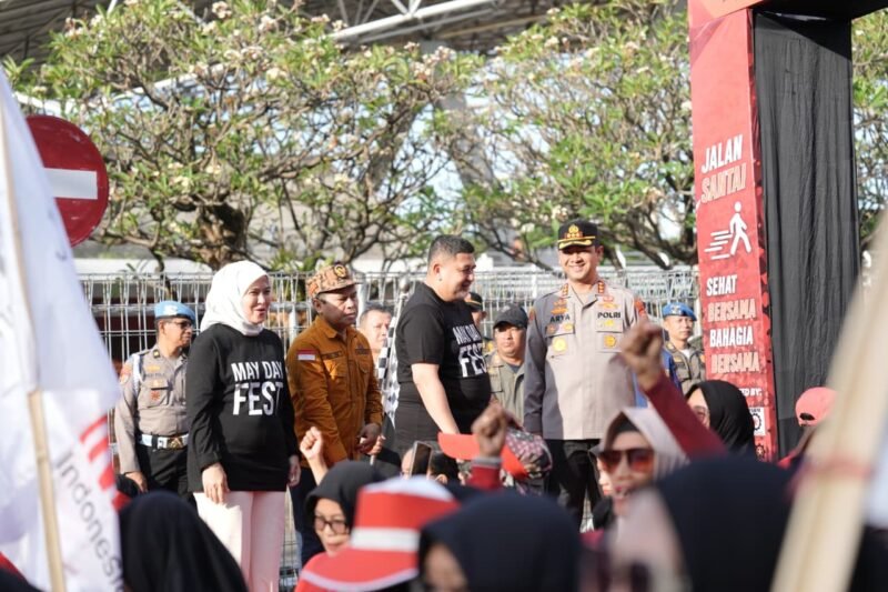 Wali Kota Makassar, Munafri Arifuddin, dan Wakil Wali Kota Makassar, Aliyah Mustika Ilham, hadir langsung menyapa para pekerja dan buruh dalam kegiatan fun walk yang dipusatkan di Lapangan Karebosi, Jumat pagi (1/5/2026)