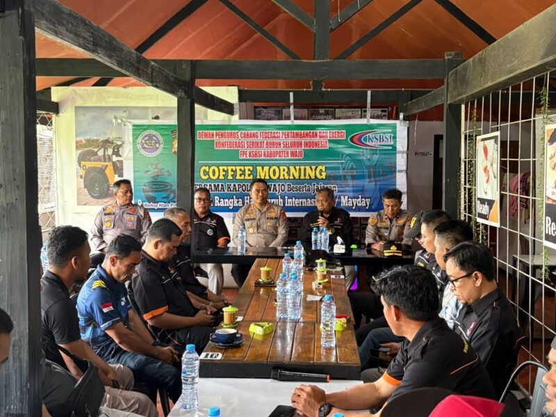 Polres Wajo menggelar kegiatan coffee morning bersama Konfederasi Serikat Buruh Seluruh Indonesia (KSBSI) Kabupaten Wajo di Warkop Hitam Putih, Jalan Sawerigading, Kelurahan Pattirosompe, Kecamatan Tempe, Kabupaten Wajo, Jumat (1/5/2026)