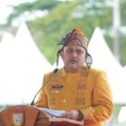 Wali Kota, Makassar membacakan sambutan resmi Menteri Pendidikan Dasar dan Menengah dalam upacara bendera peringatan Hari Pendidikan Nasional yang dilaksanakan pada 2 Mei 2026 di Lapangan Karebosi