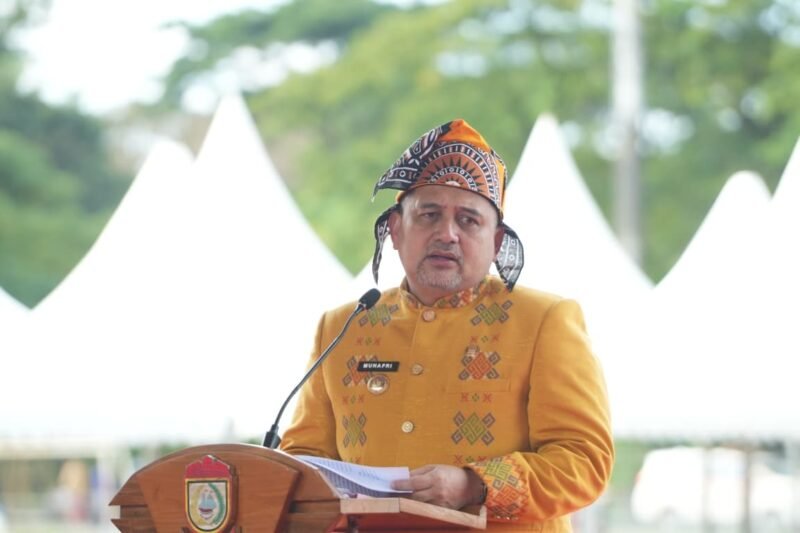 Wali Kota, Makassar membacakan sambutan resmi Menteri Pendidikan Dasar dan Menengah dalam upacara bendera peringatan Hari Pendidikan Nasional yang dilaksanakan pada 2 Mei 2026 di Lapangan Karebosi