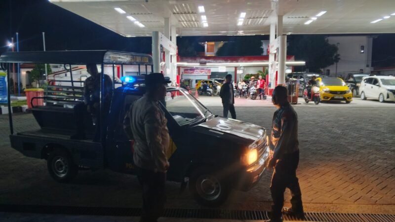 Guna menjamin rasa aman bagi masyarakat, personel Polsek Tempe Polres Wajo mengintensifkan kegiatan patroli biru (blue light patrol) di wilayah hukum Kecamatan Tempe, Sabtu malam (2/5/2026)