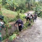 Koramil 1406-10/Pitumpanua Laksanakan Karya Bhakti Pembersihan Jalan dan Selokan Bersama Masyaraka