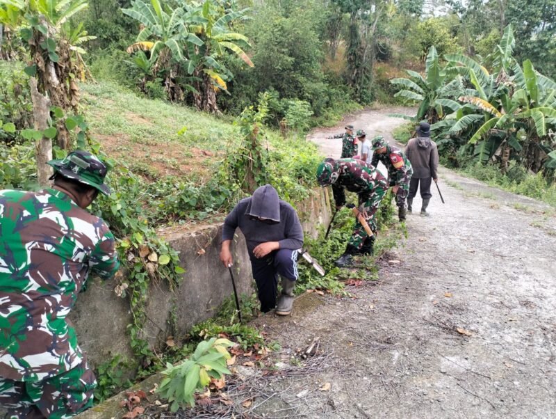Koramil 1406-10/Pitumpanua Laksanakan Karya Bhakti Pembersihan Jalan dan Selokan Bersama Masyaraka