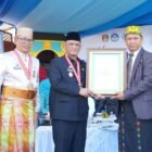 Dipimpin oleh Wakil Bupati Wajo, dr. Baso Rahmanuddin, upacara yang digelar di halaman Kantor Dinas Pendidikan dan Kebudayaan ini berhasil mencetak rekor Indonesia melalui pelaksanaan upacara berpakaian adat dan senam massal secara serentak di 1.000 titik, Senin (4/5/2026)