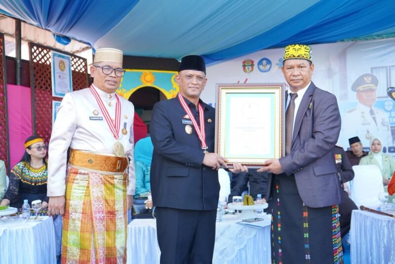 Dipimpin oleh Wakil Bupati Wajo, dr. Baso Rahmanuddin, upacara yang digelar di halaman Kantor Dinas Pendidikan dan Kebudayaan ini berhasil mencetak rekor Indonesia melalui pelaksanaan upacara berpakaian adat dan senam massal secara serentak di 1.000 titik, Senin (4/5/2026)