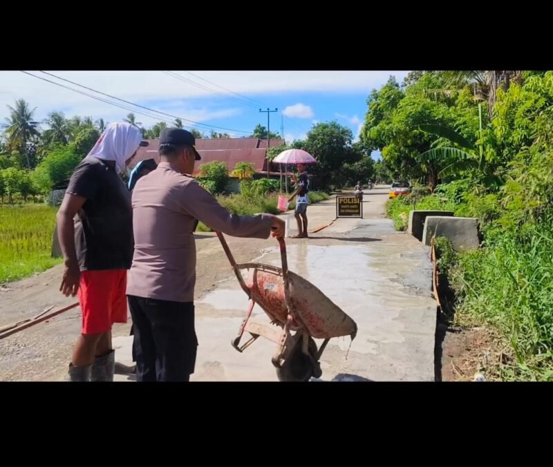 Kapolsek Belawa, IPTU Awal Syahrani, S.Hi., menunjukkan aksi nyata kepedulian terhadap keselamatan warga dengan turun langsung membantu perbaikan jalan rusak di Dusun Waji, Desa Leppangeng, Kecamatan Belawa, Kabupaten Wajo, Selasa sore (5/5/2026)