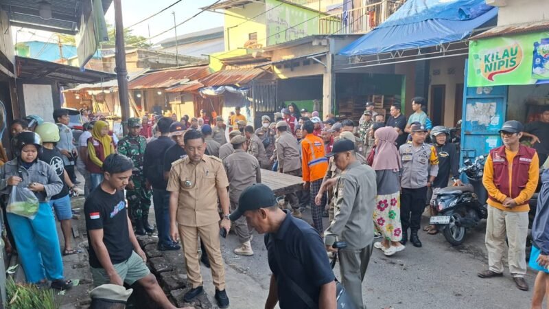 Aparat kecamatan bersama pihak kelurahan turun langsung melakukan dialog intensif dengan para pedagang kaki lima (PKL) yang berjualan di atas lahan fasilitas umum di kawasan Pasar Pamos, Kelurahan Sambung Jawa, Selasa (05/5/2026)